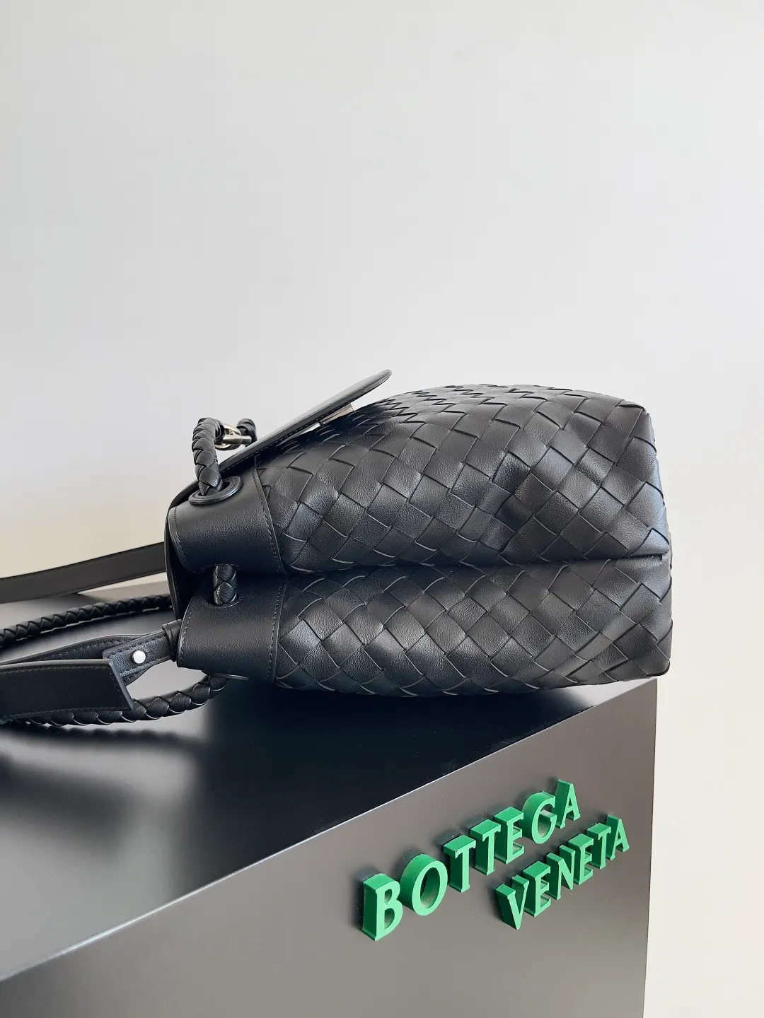 Batch 2460 BOTTEGA VENETA 2025 new men's ANDIAMO backpack Bottega Veneta's main recommendation is undoubtedly Andiamo. The first new favorite of 2025 is a men's splayed buckle bag. It can be seen that the designer has used many small ideas. The detachable cross-body strap is very convenient for elite office workers to carry their work diary. Reduce the burden on your hands when carrying office supplies. The interior is divided into two large compartments and a small zippered compartment. Unlike the women's model, the compartments here are not detachable. The fixed large single layer also makes it easier to pack lightly when going out to work and avoids the accumulation of too many small items. Style number: 807715 Size: 37*26*13cm